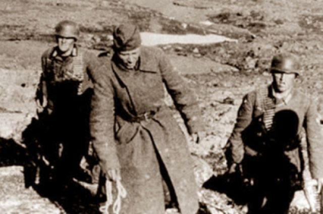 Фото из немецких архивов: солдата Королькова ведут на расстрел
