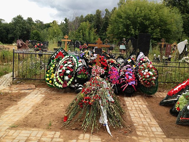 Похоронные венки на кладбище